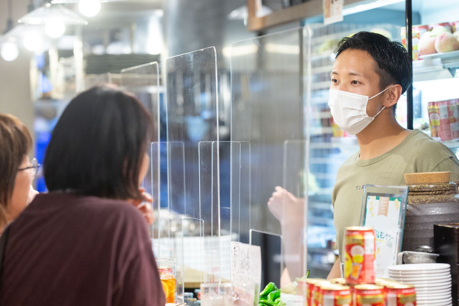 いざかやすこぶるのカウンター。店主が客と語らう