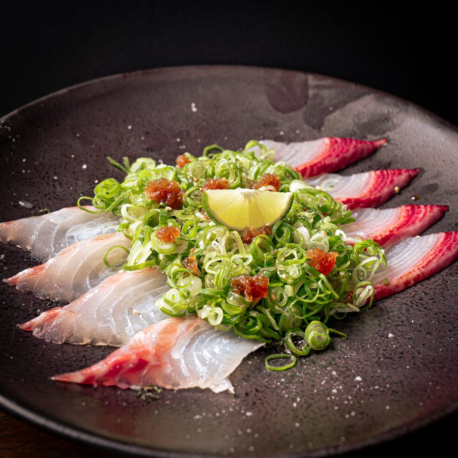 薬味をたっぷりのせた鮮魚の一皿