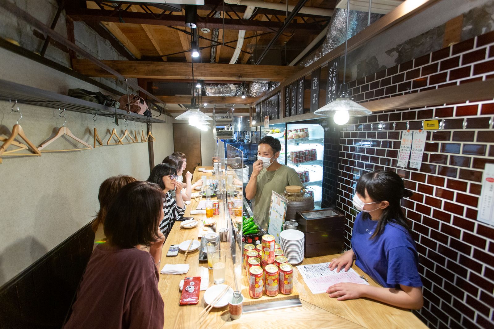 いざかやすこぶるの店内。カウンターと賑わう客席