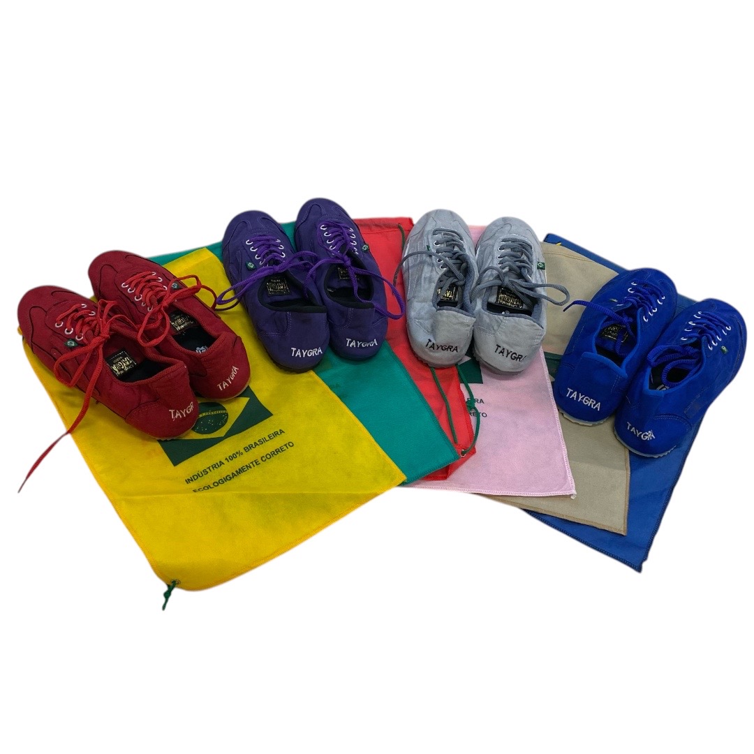 TAYGRAのカラフルなシューズ袋とスニーカー