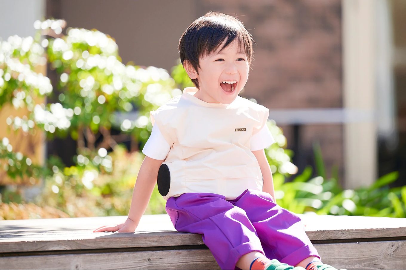 ベビエアを着た子ども