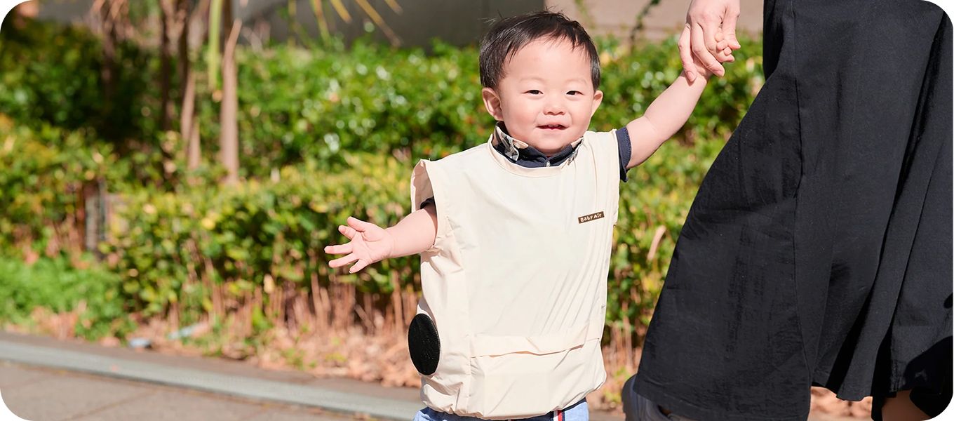 ベビエアを着た子ども