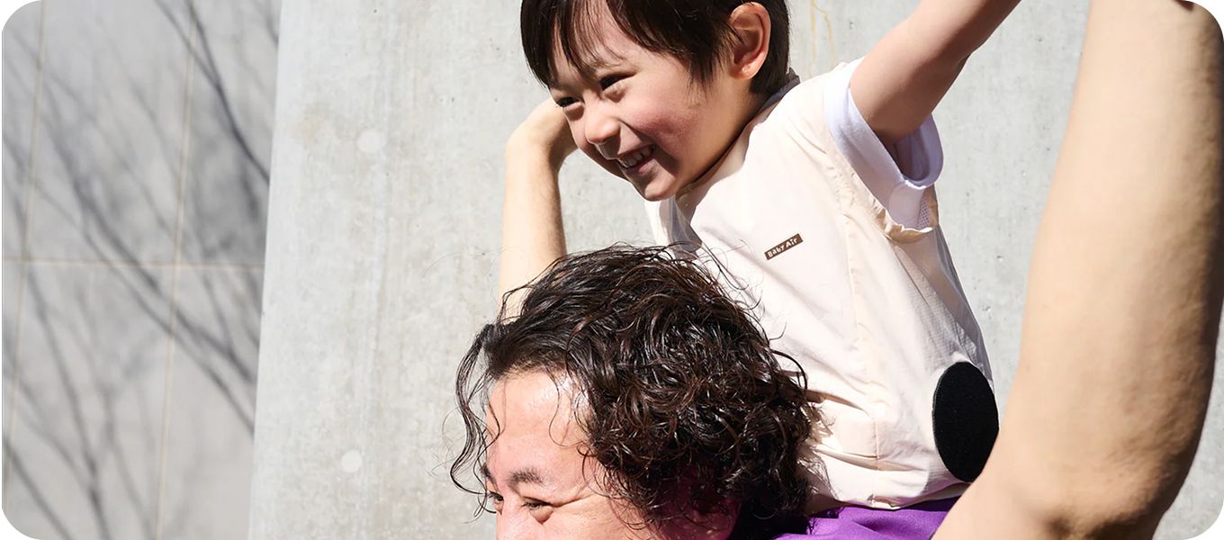 ベビエアを着た子ども