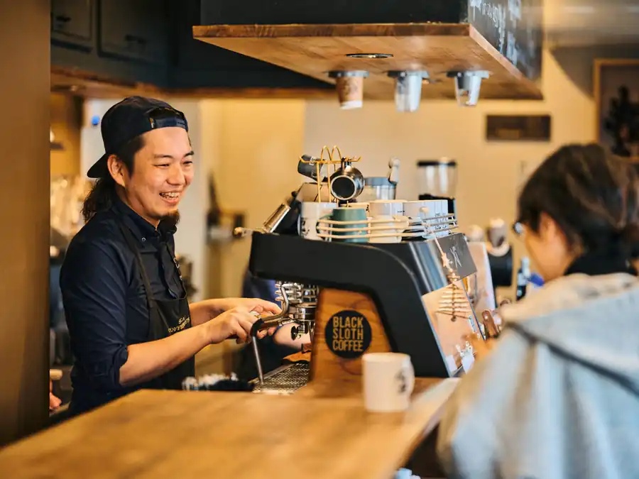 オーナーが接客している店内風景