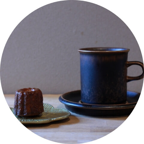 カヌレとコーヒーの写真