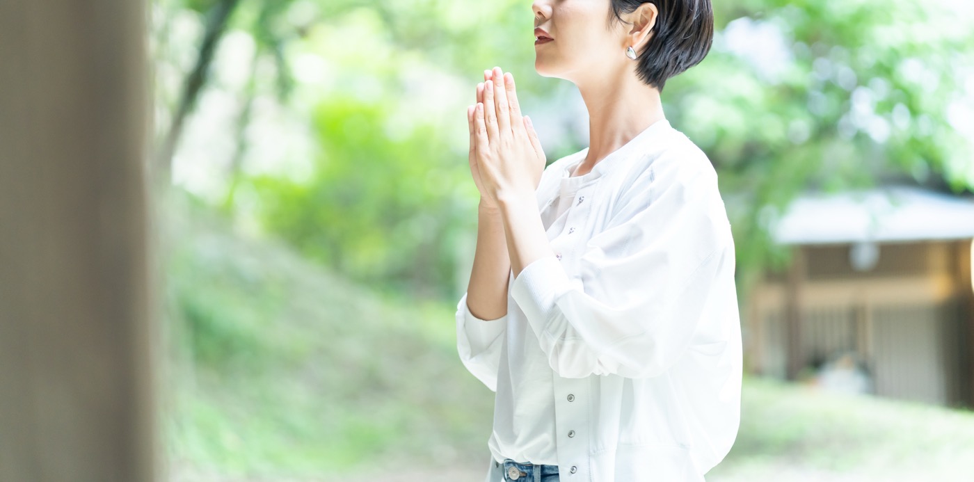 手を合わせる女性