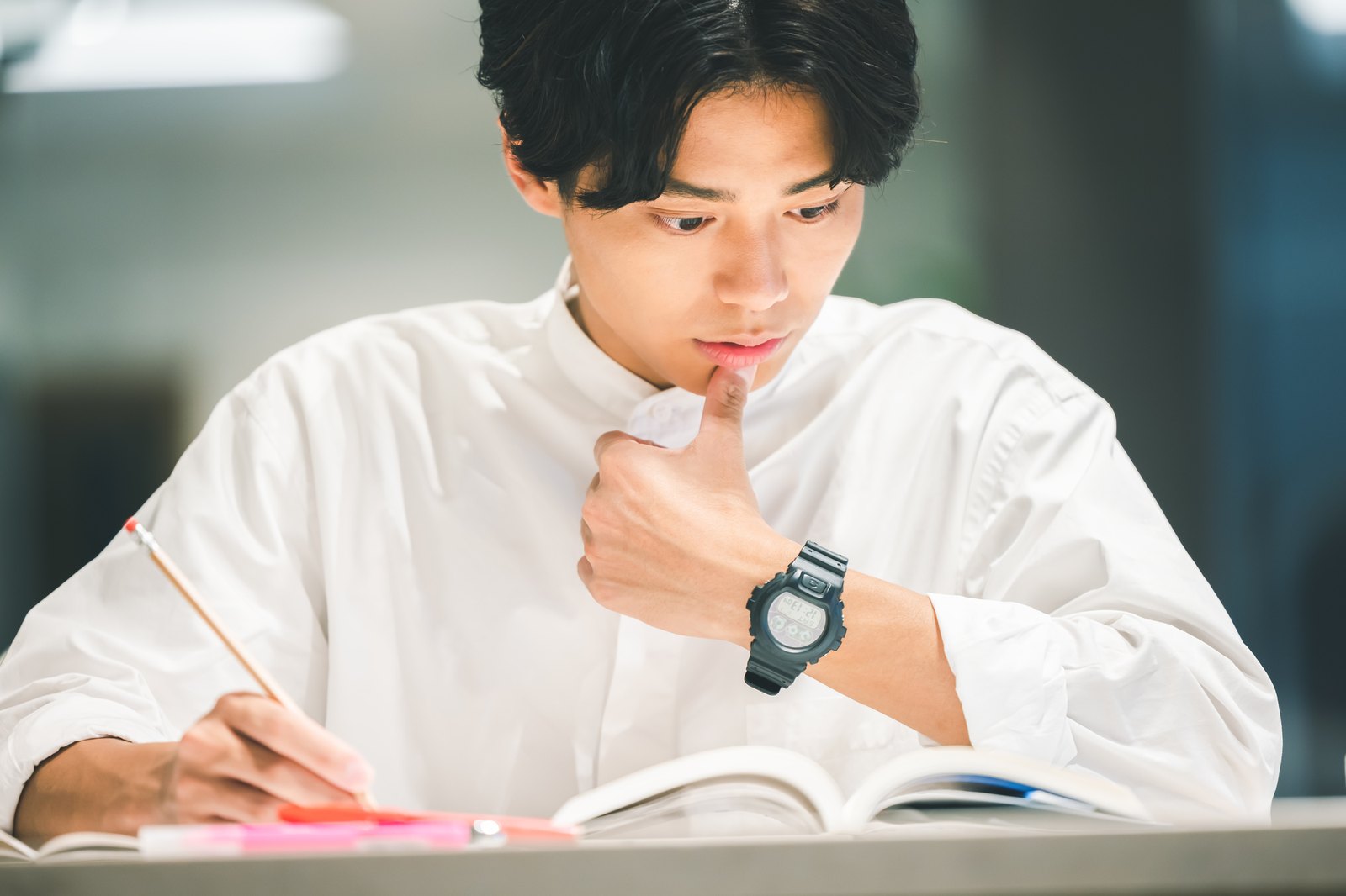 資格の勉強に向かう人