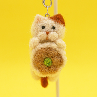 しゅうまいを抱える猫さん