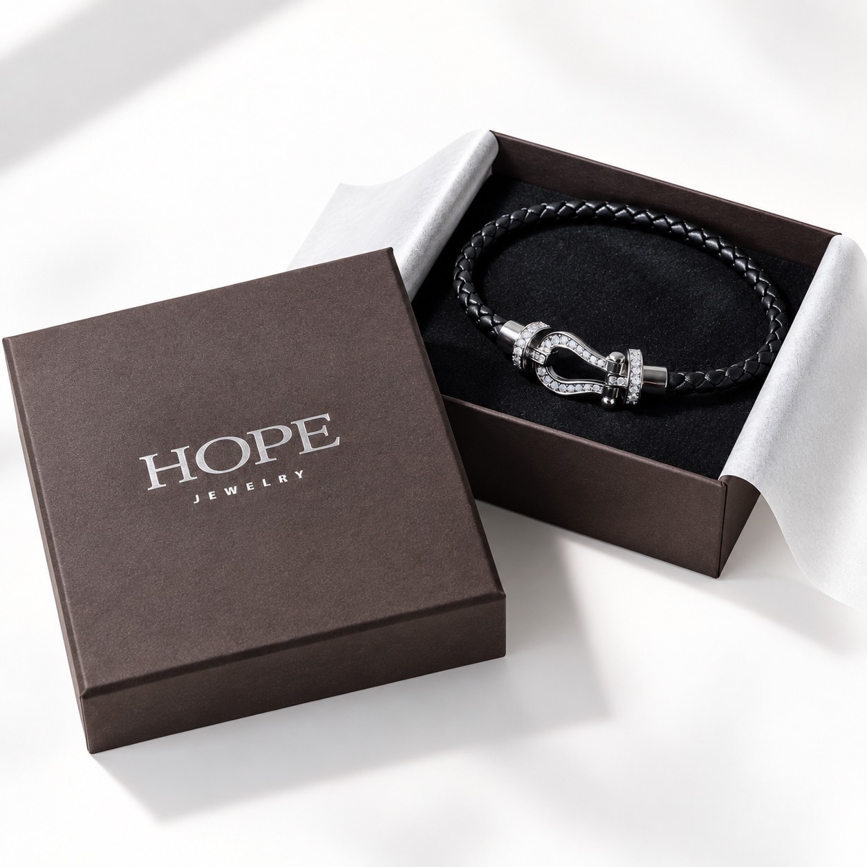 HOPEのブラウンのギフトボックスにブレスレットを入れた包装例