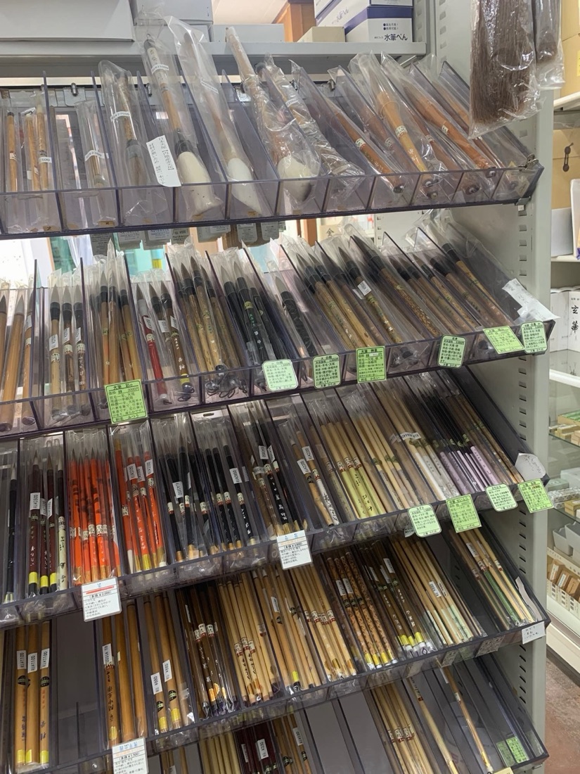 大小さまざまな筆が並ぶ、店内の棚