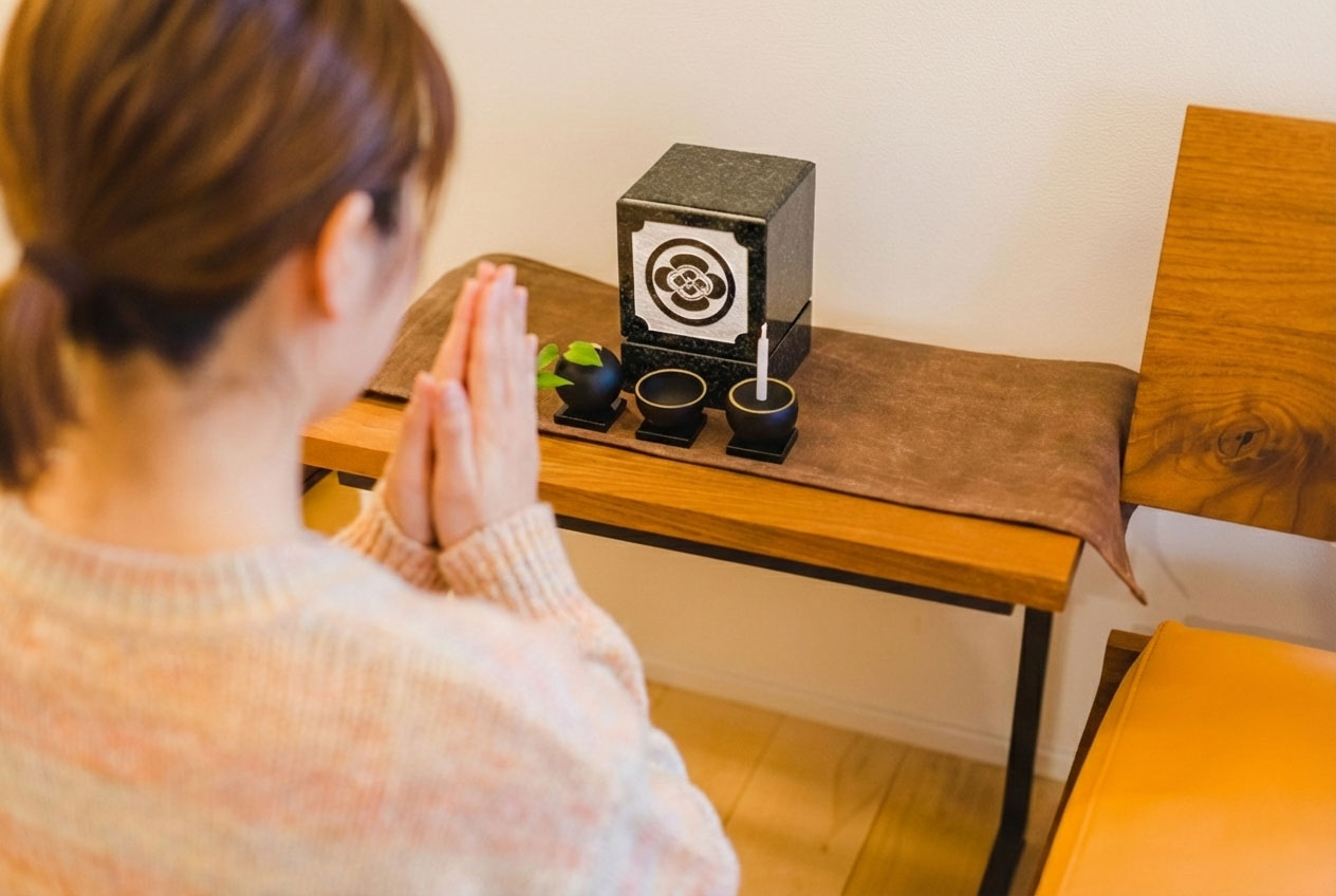 洋室のサイドテーブルに置かれた卓上墓