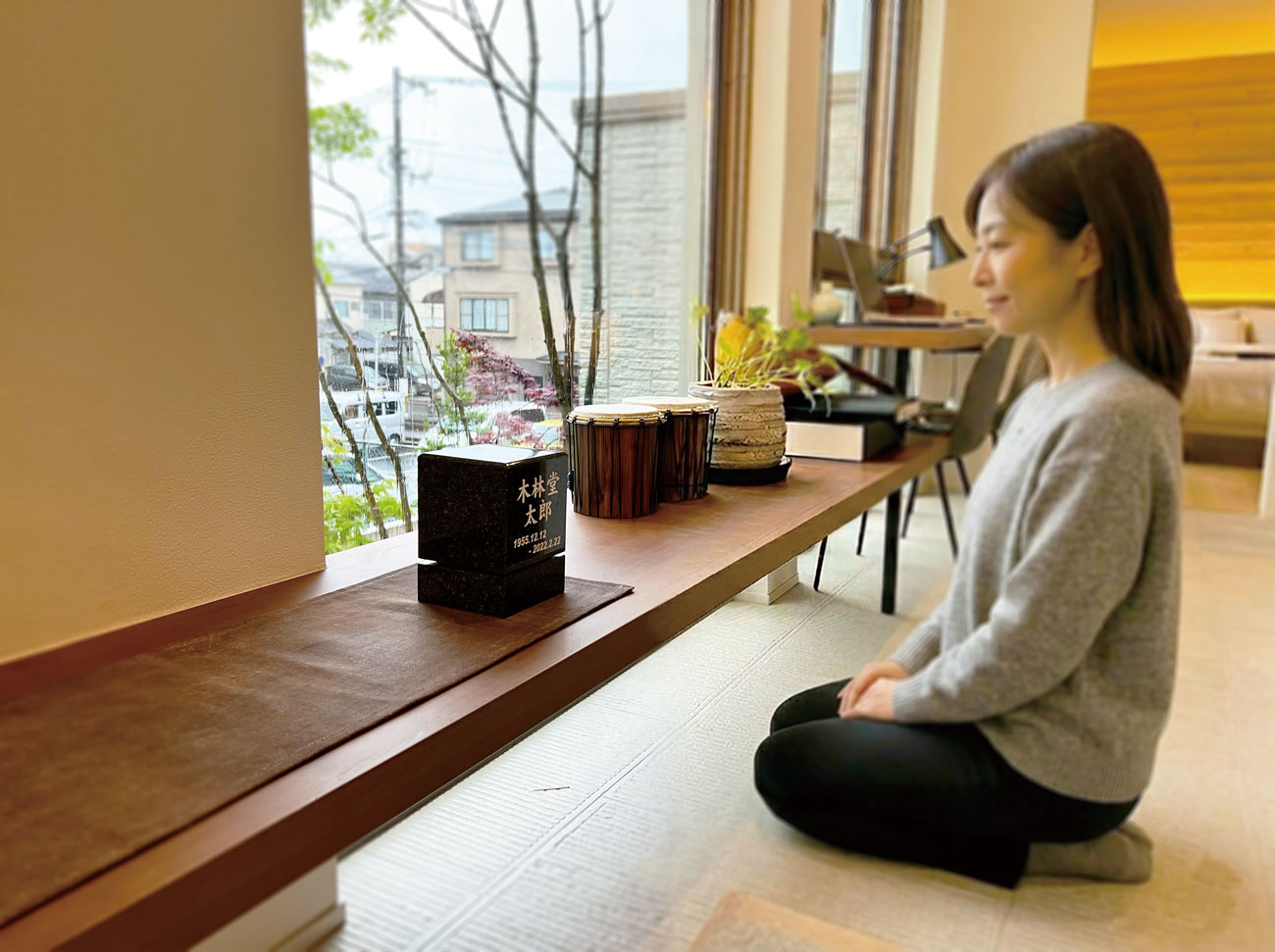 卓上墓の前で手を合わせる