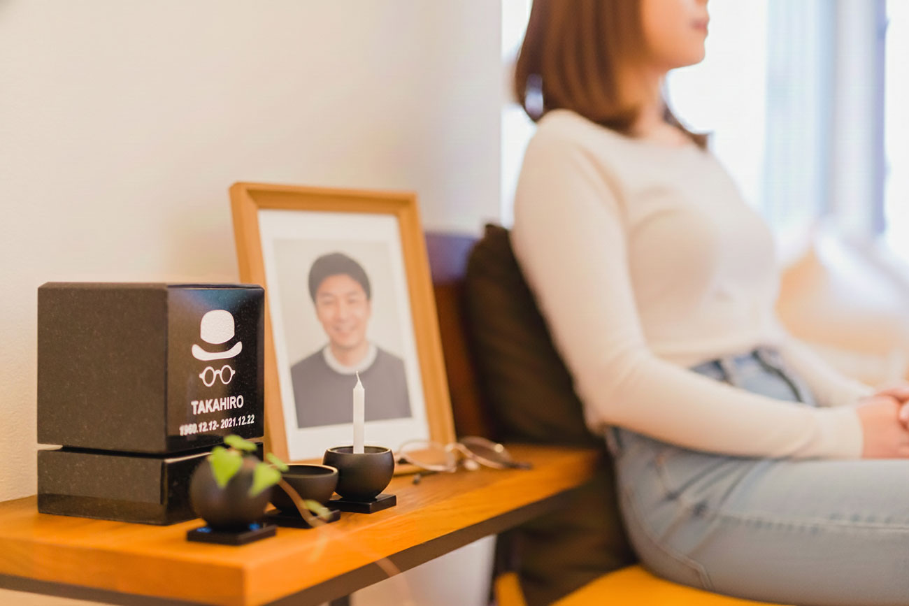 リビングのコーヒーテーブルに置かれた卓上墓