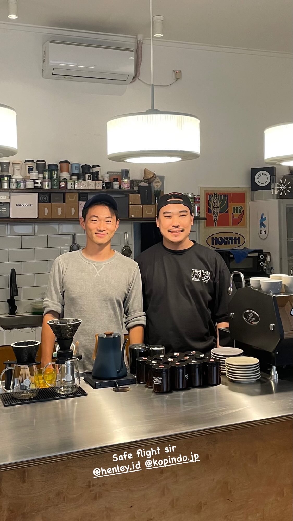 Stuco（西ジャワ・ボゴール）のカウンターに立つ Henley Kitamura と Head Roaster の Trio さん