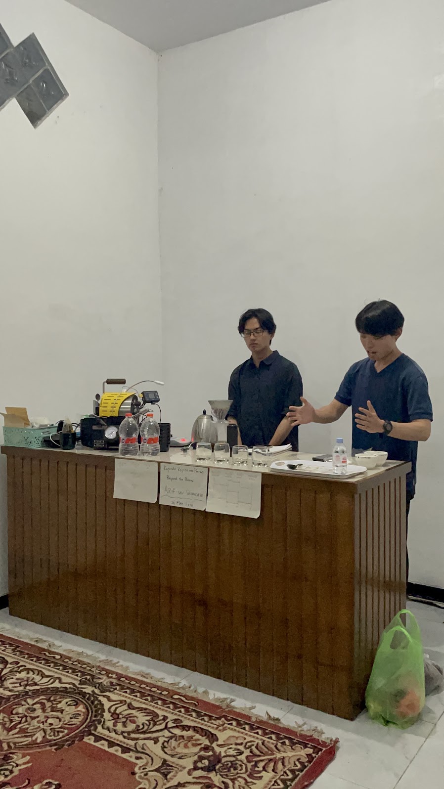 春の合宿でプレゼンテーションする Kayta と Tecu