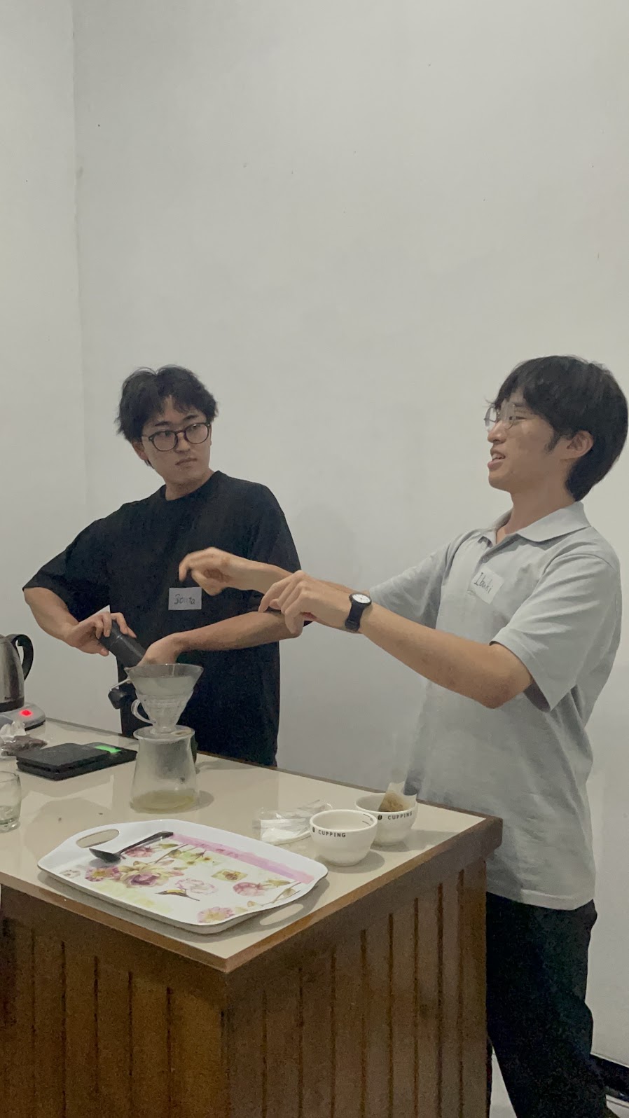 春の合宿でプレゼンテーションする Ibuki と Souta
