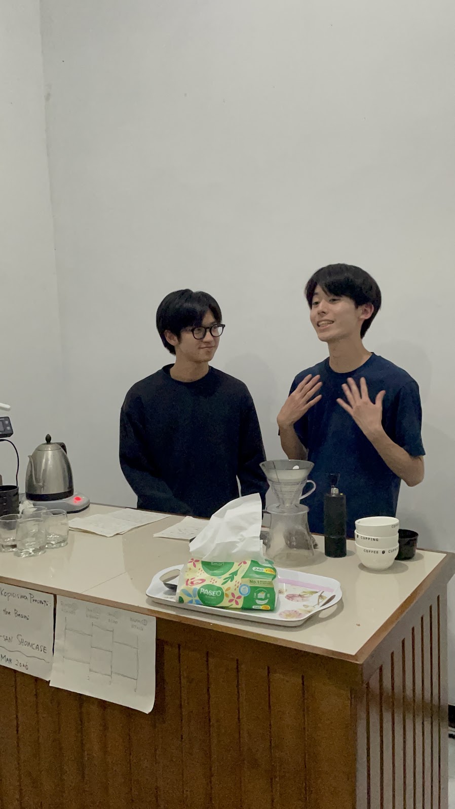 春の合宿でプレゼンテーションする Nao と Shin