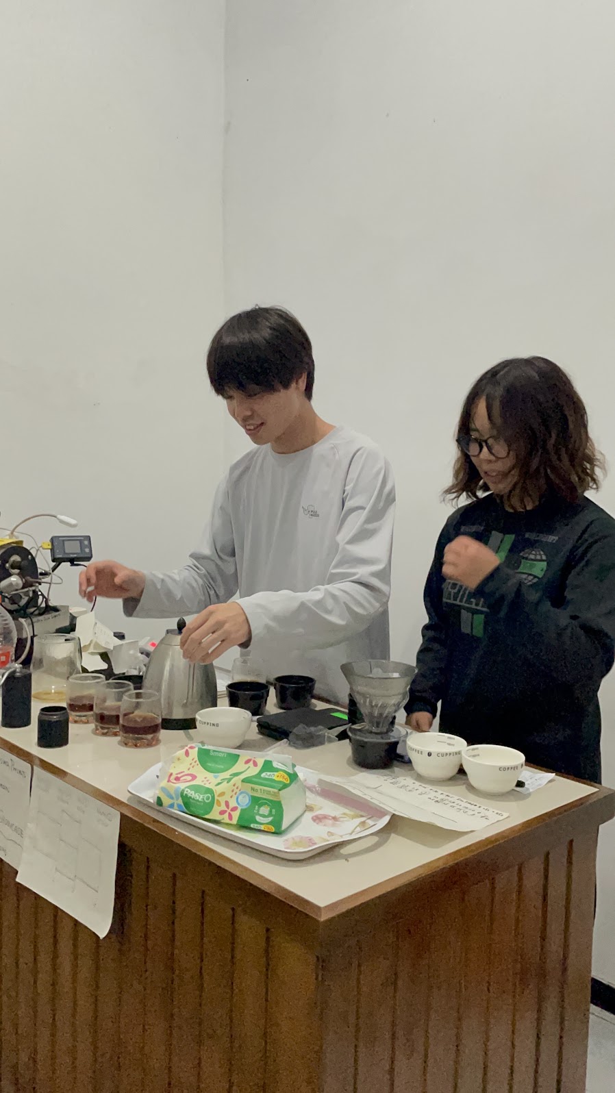 春の合宿でプレゼンテーションする Ryoto と Chihiro
