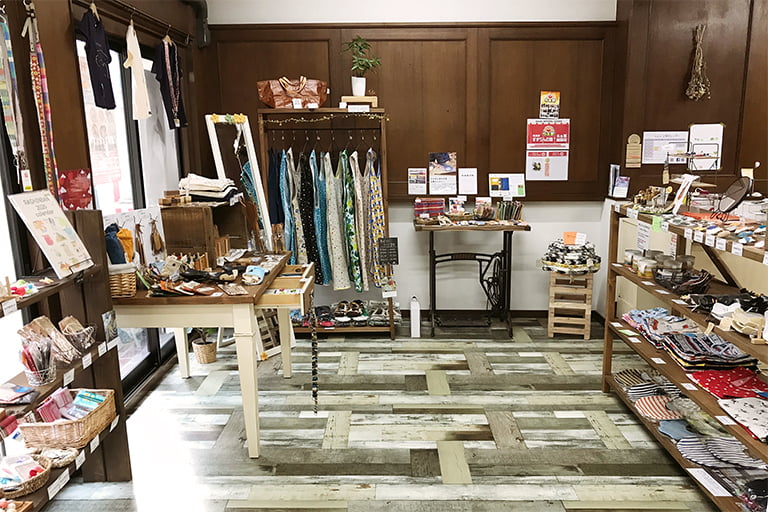 店内の写真。様々な事業所から生み出されたたくさんの商品が店頭に勢ぞろい。