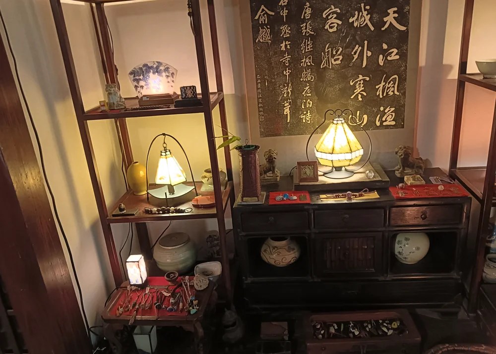 古い調度品と一緒に並ぶステンドグラス作品の数々