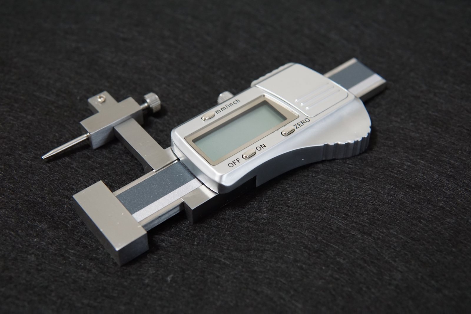 本体全体が写った鉄製のダンチノギス