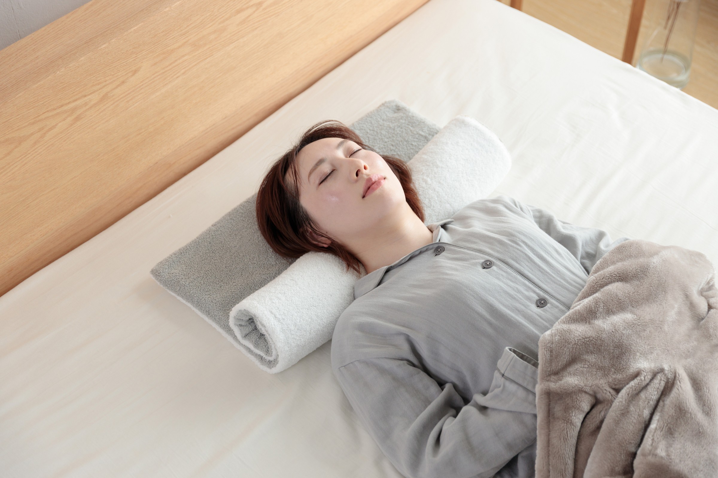 今治タオル枕を使って眠るシーンの実写真
