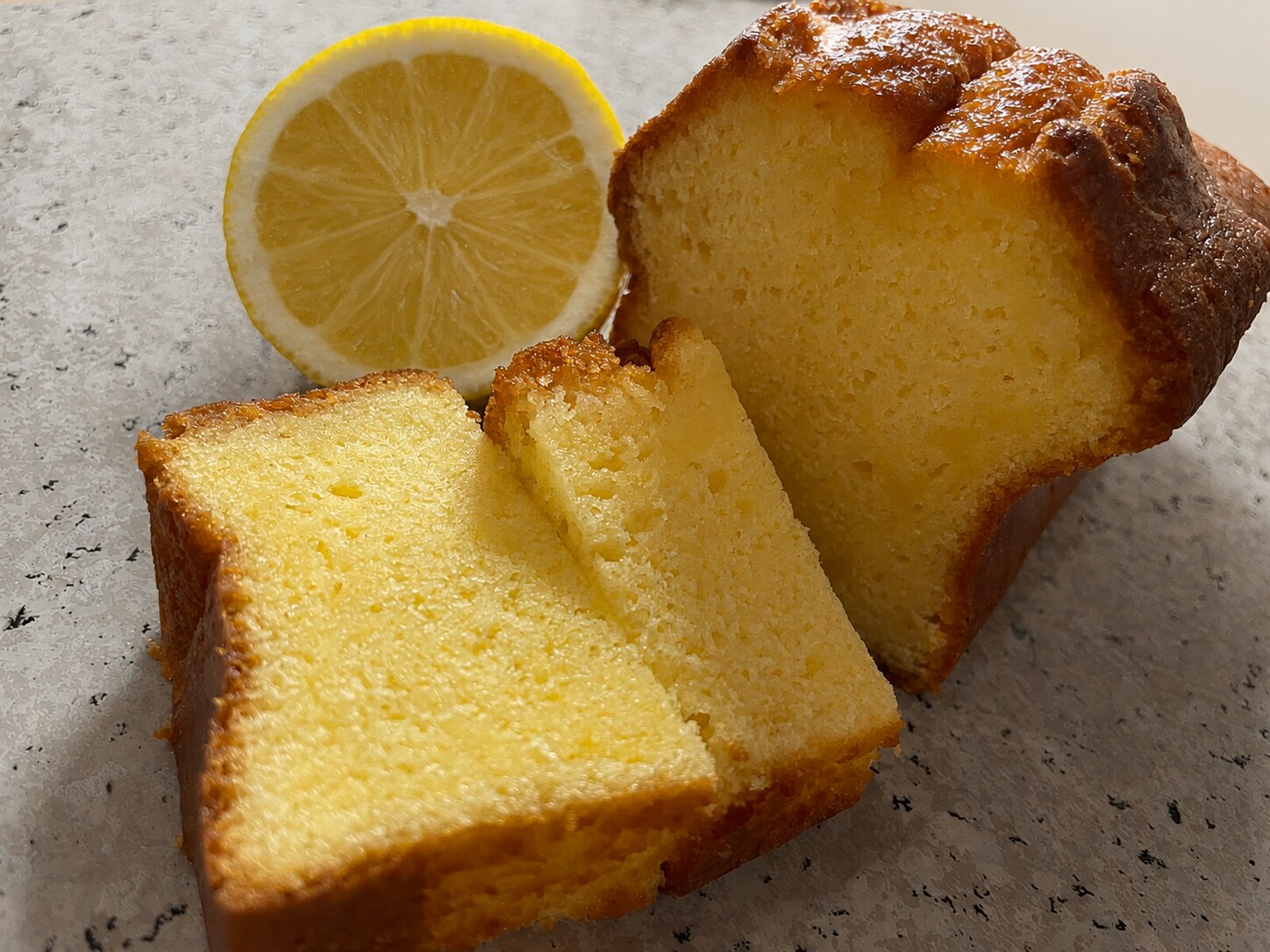 Le LEMON 冷凍レモンケーキ 断面とレモン