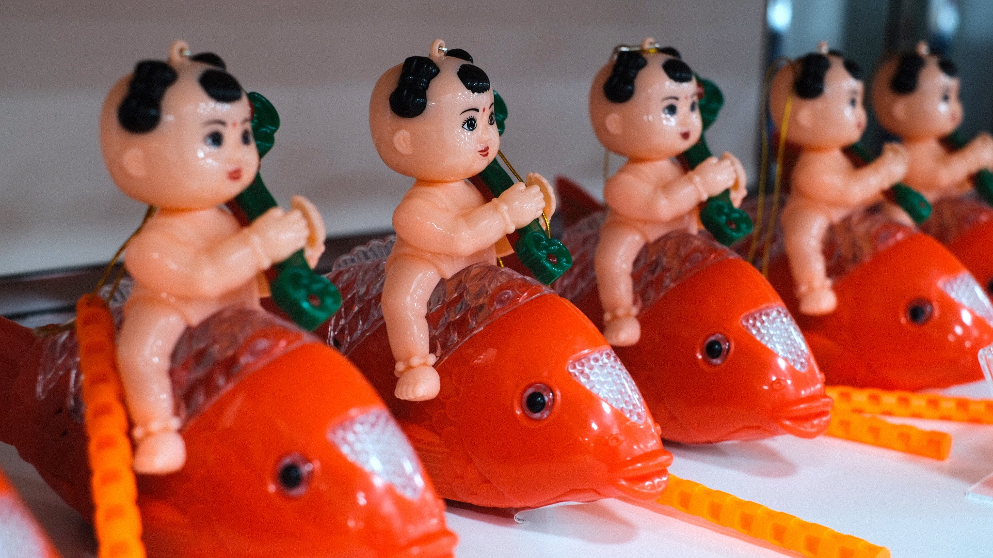 縁日の屋台に並ぶ金魚のおもちゃ