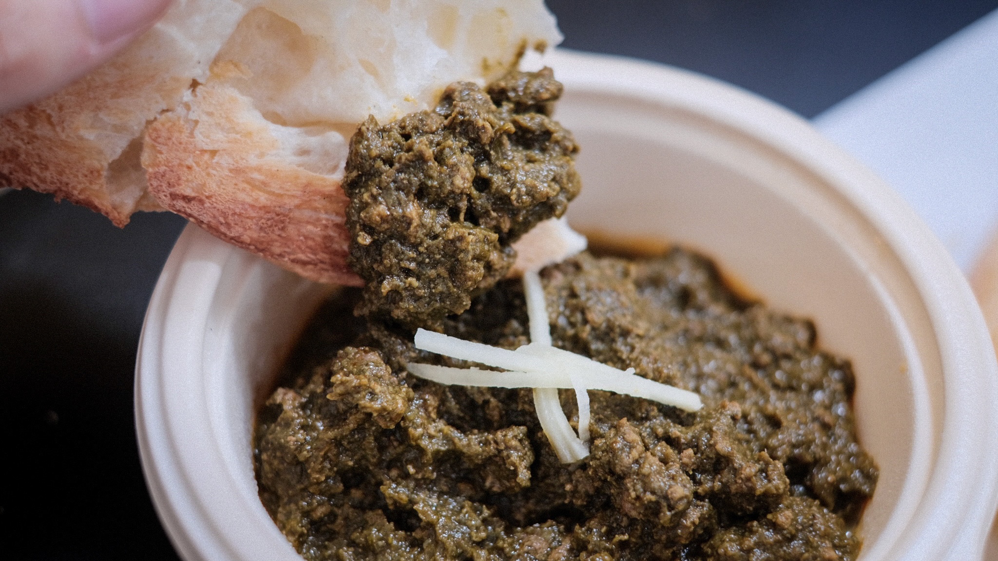 パンにつけて食べるキーマカレー