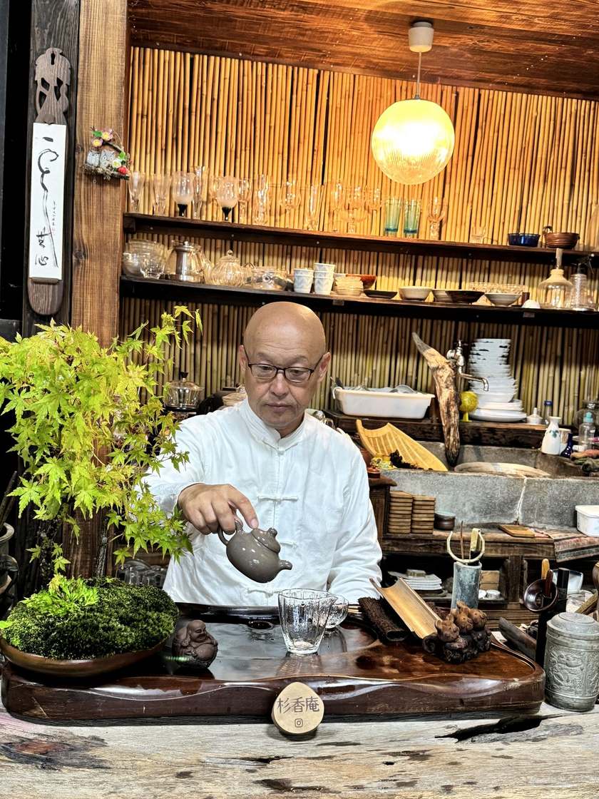 神山町の店で、急須からお茶を注ぐ店主