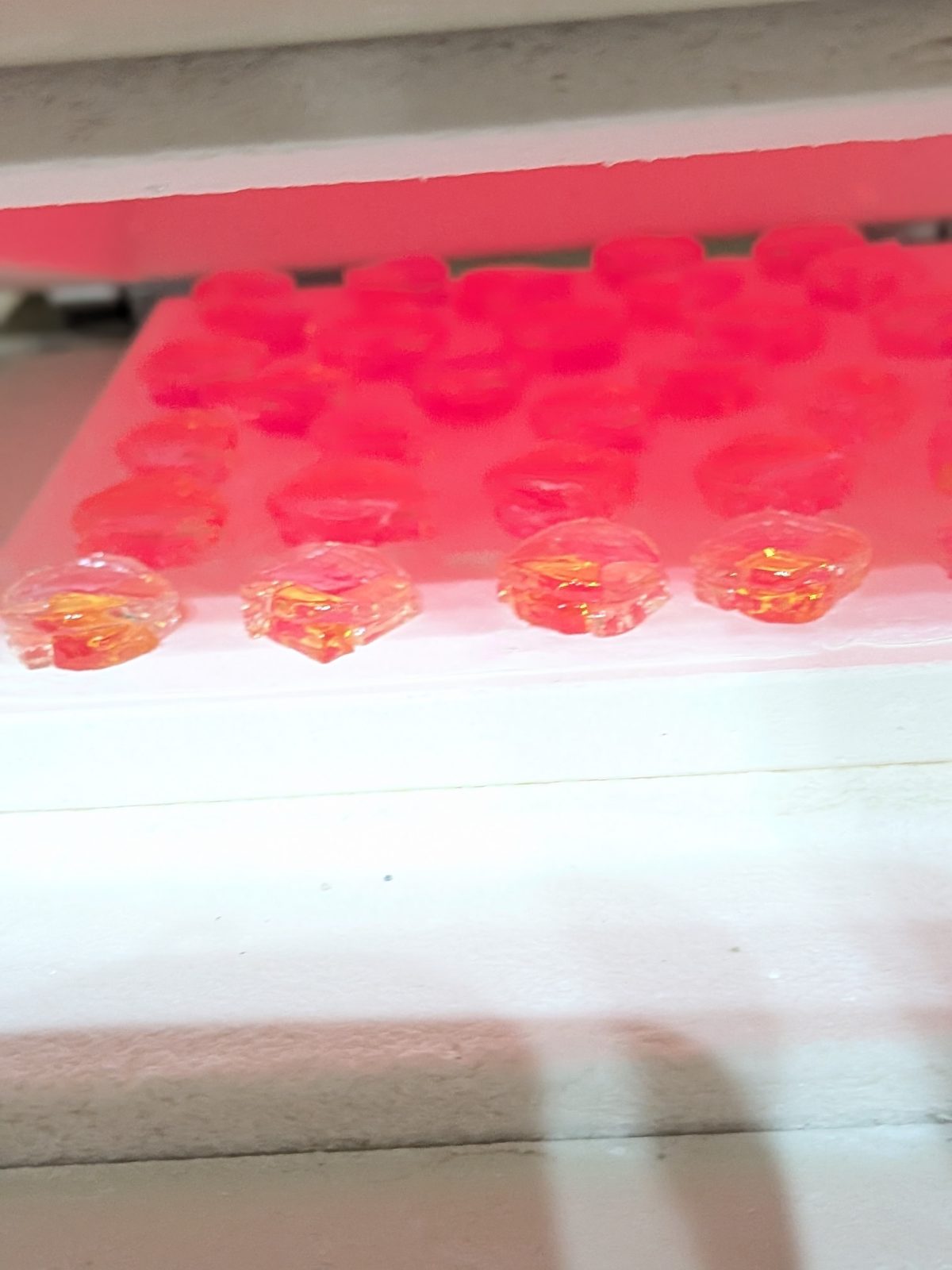 800℃の電気炉で赤く熱せられるガラス