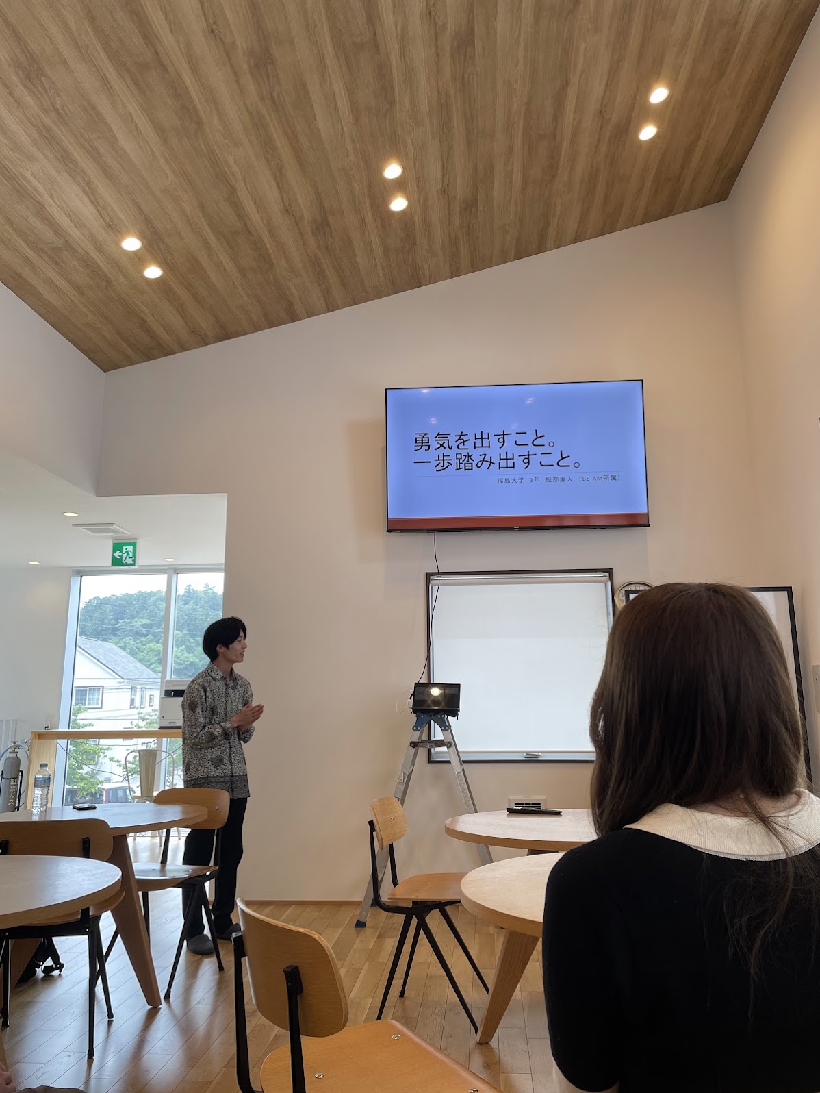 日本での登壇で現場のことを話すScouts