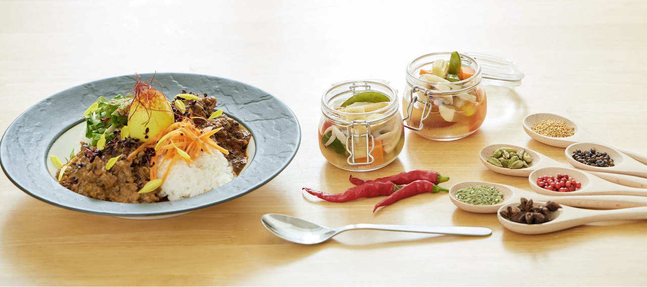 スパイスカレーと自家製ピクルス