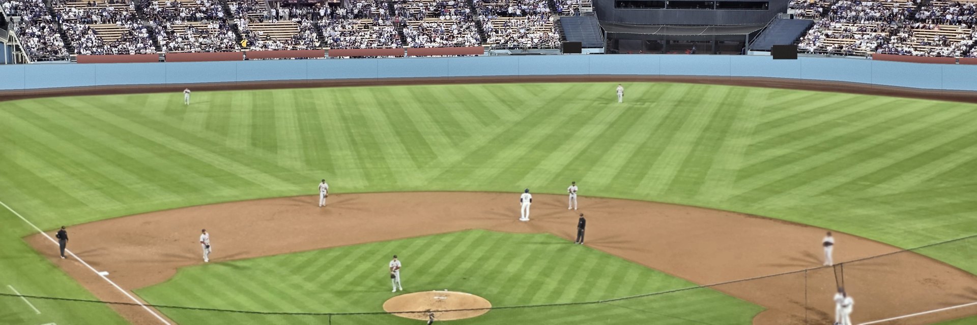 球場のフィールドとスタンド