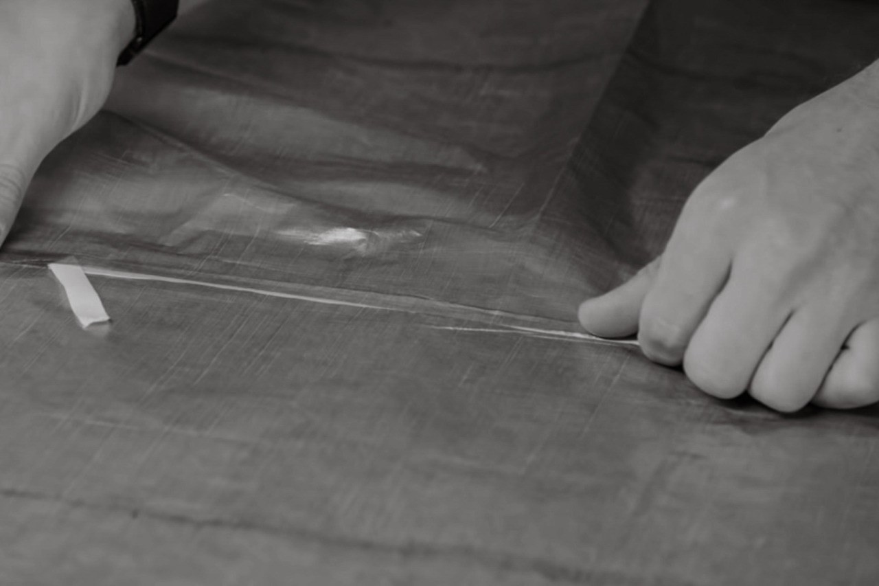 DCFにボンディングテープを貼る手元