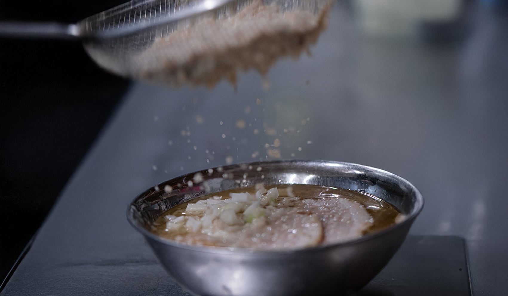 金属の丼に盛られた燕背脂ラーメン