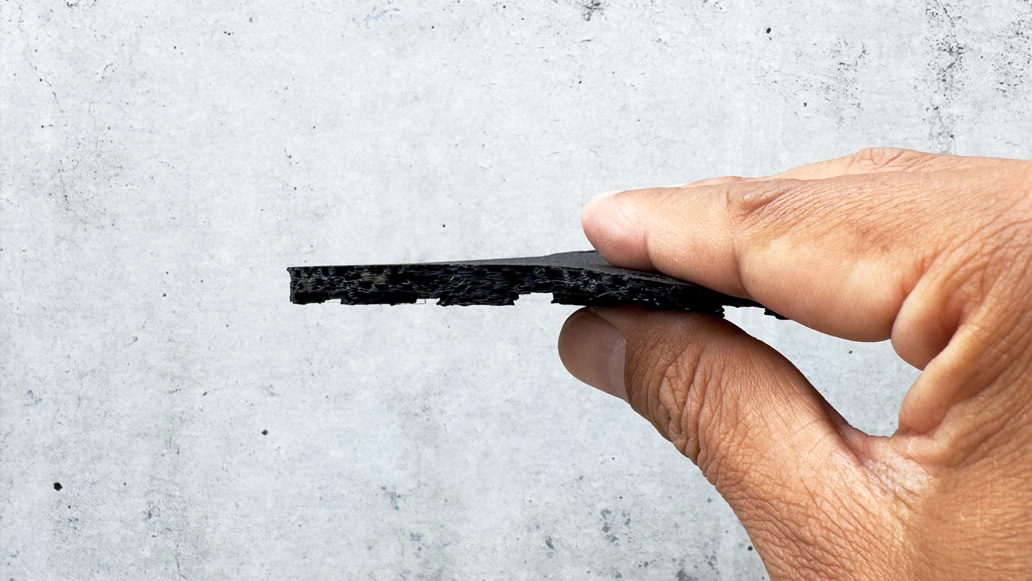 最大厚6mmの薄さがわかる断面