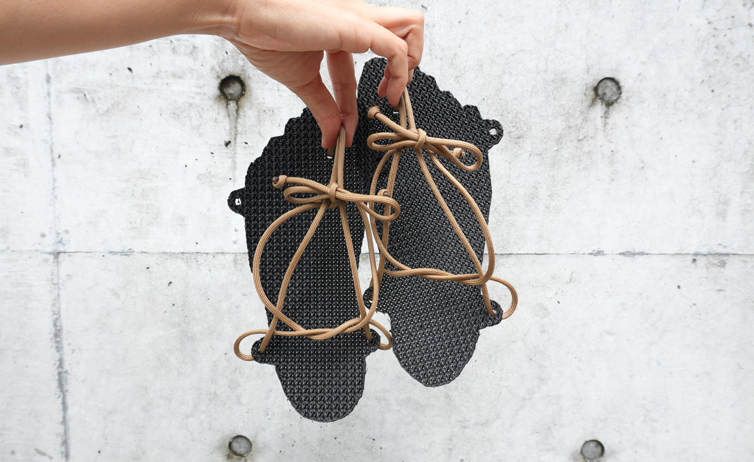 uekawa barefoot coverを天にかざす