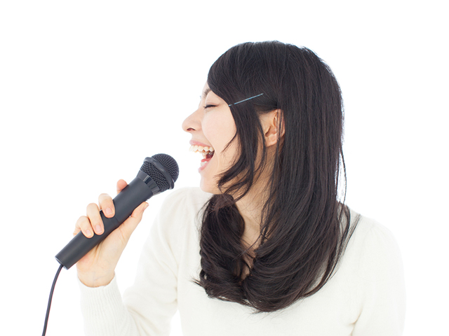 女性が歌を歌っている画像